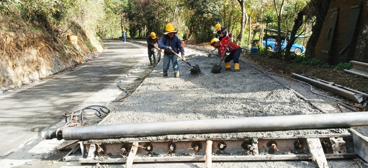 Fotografía de colaboradores del INVÍAS en labores de pavimentación de vía en el anillo del Macizo Colombiano.