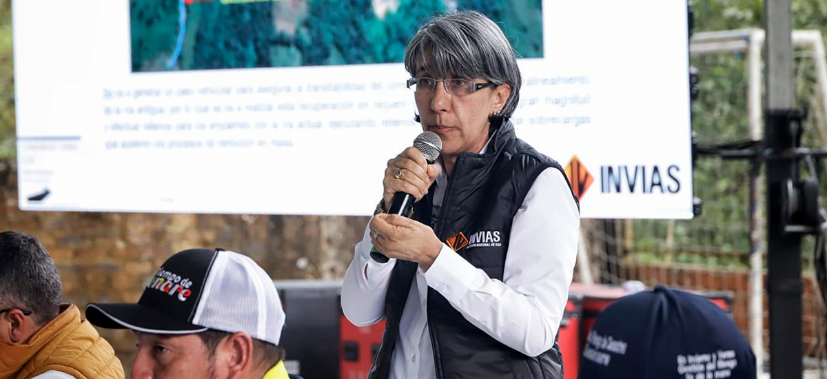 Fotografía de la Directora General del INVÍAS, Mercedes Gómez Villamarín durante su intervención en la socialización de la solución provisional para la vía Sogamoso - Aguazul.