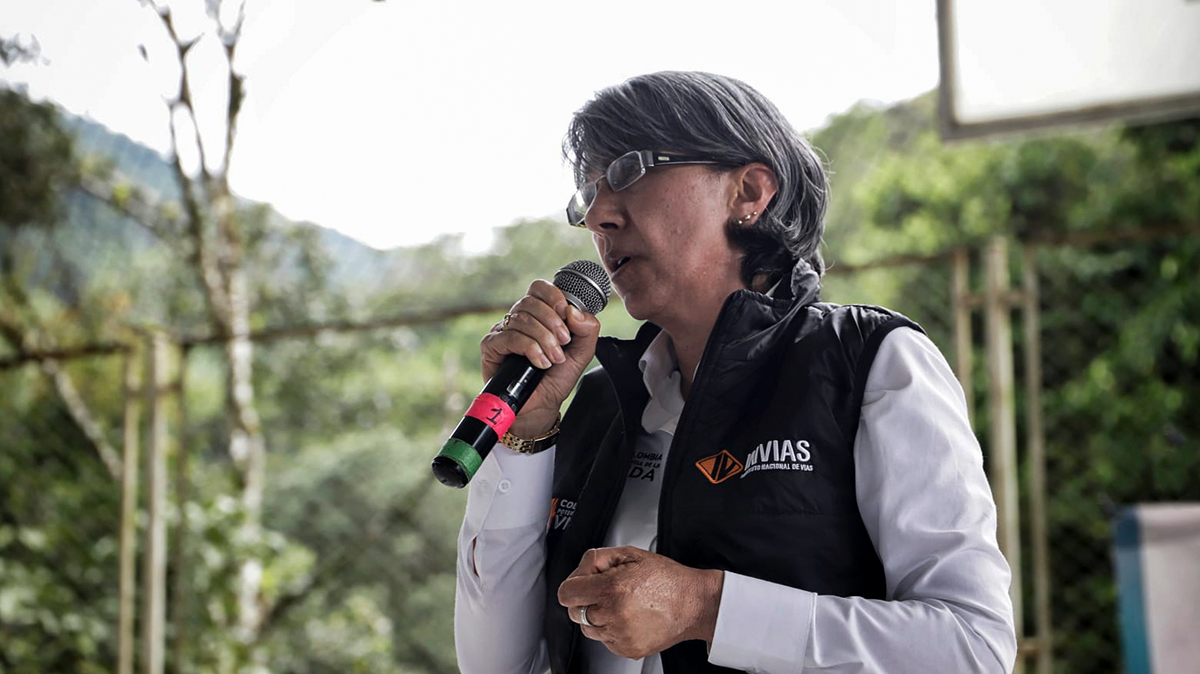 Fotografía de la Directora General del INVÍAS, Mercedes Gómez Villamarín durante su intervención en la socialización de la solución provisional para la vía Sogamoso - Aguazul.