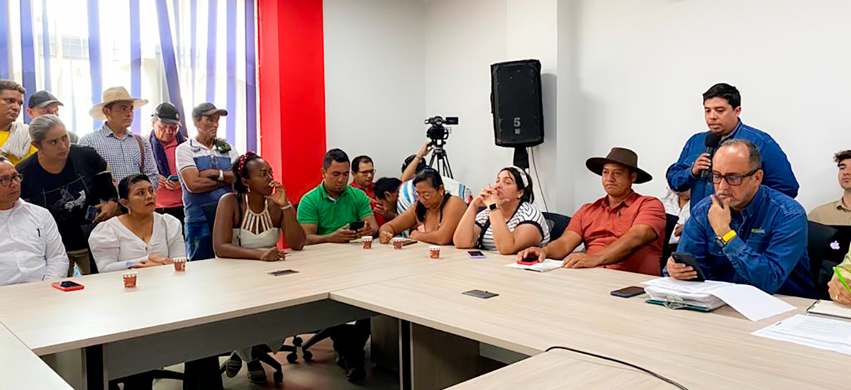Fotografía de colaboradores del INVÍAS junto a la comunidad en socialización de la estructuración del proyecto de pavimentación de la vía Puerto Gaitán - Rubiales, en el Meta.
