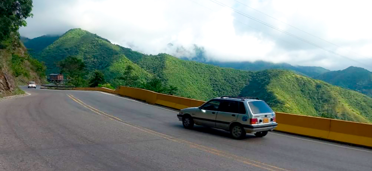 Fotografía del tránsito vehicular en la vía Aguachica - Ocaña.