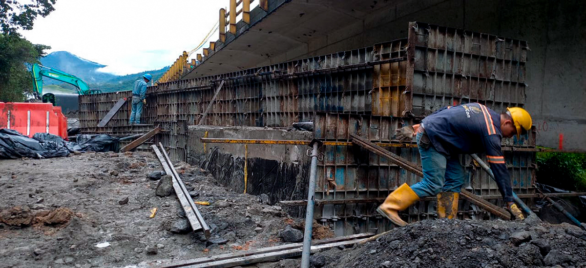 Fotografía de la construcción de cimientos para puente metálico de la vía provisional en Los Grillos, en la Transversal del Cusiana.
