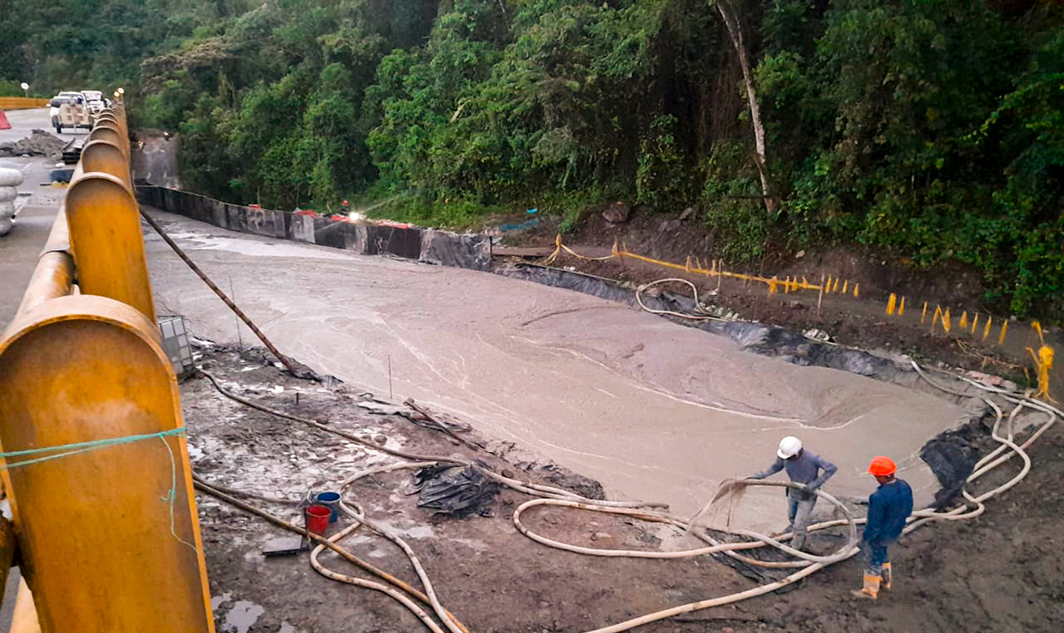 Fotografía de la construcción de cimientos para puente metálico de la vía provisional en Los Grillos, en la Transversal del Cusiana.