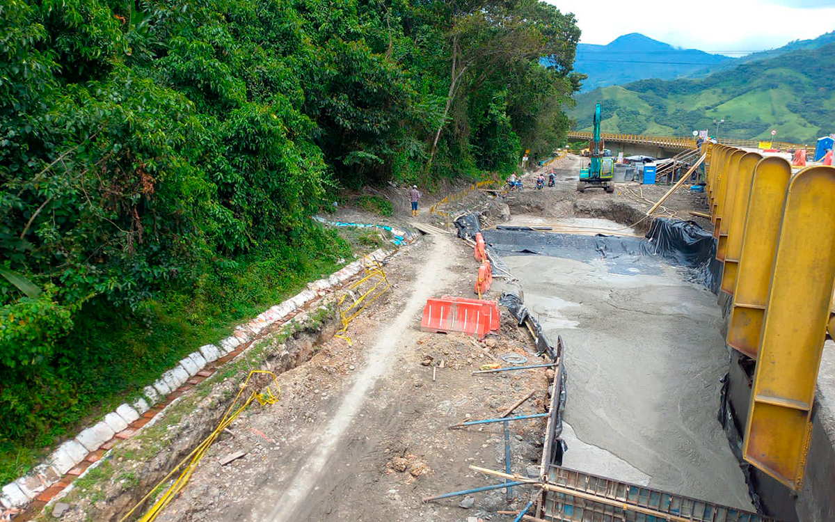 Fotografía de la construcción de cimientos para puente metálico de la vía provisional en Los Grillos, en la Transversal del Cusiana.