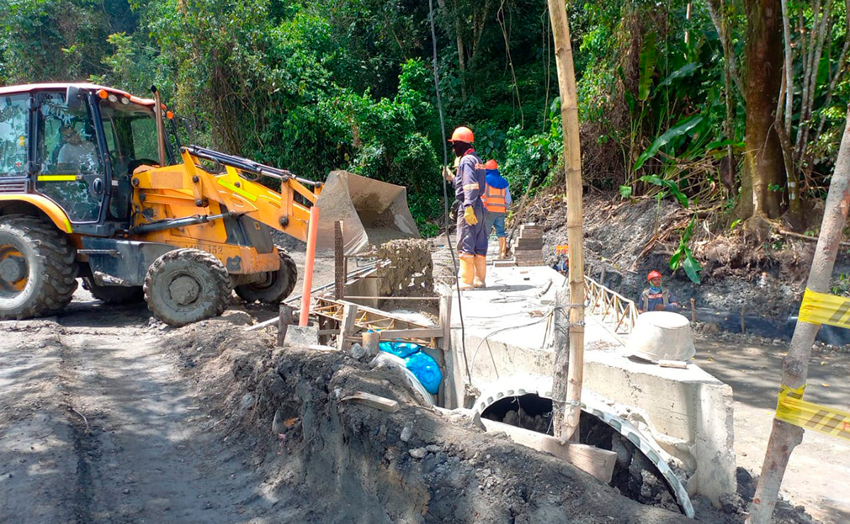 Fotografía de colaboradores del INVÍAS en labores de construcción de cimientos para puente metálico de la vía provisional en Los Grillos, en la Transversal del Cusiana.