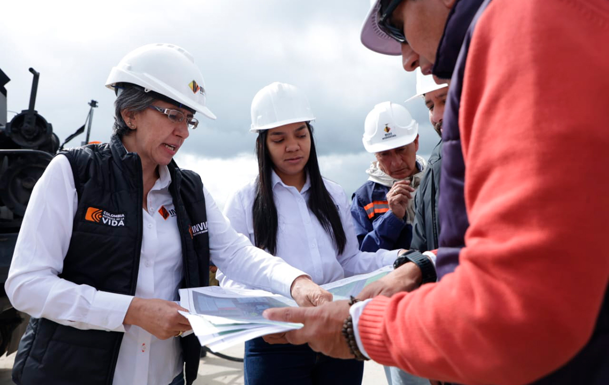 Fotografía de la directora general del INVÍAS, Mercedes Elena Gómez realizando aclaraciones sobre el recorrido de inspección a la construcción de la variante Zipaquirá.