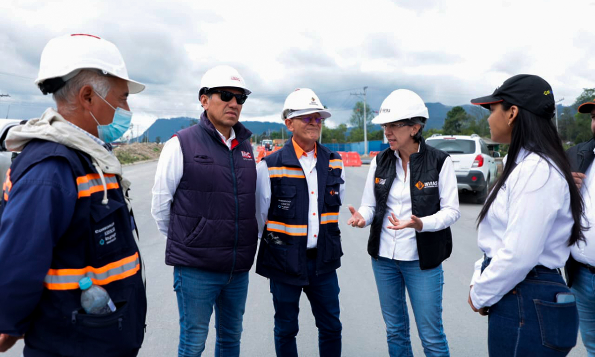 Fotografía de la directora general del INVÍAS, Mercedes Elena Gómez realizando aclaraciones sobre el recorrido de inspección a la construcción de la variante Zipaquirá.