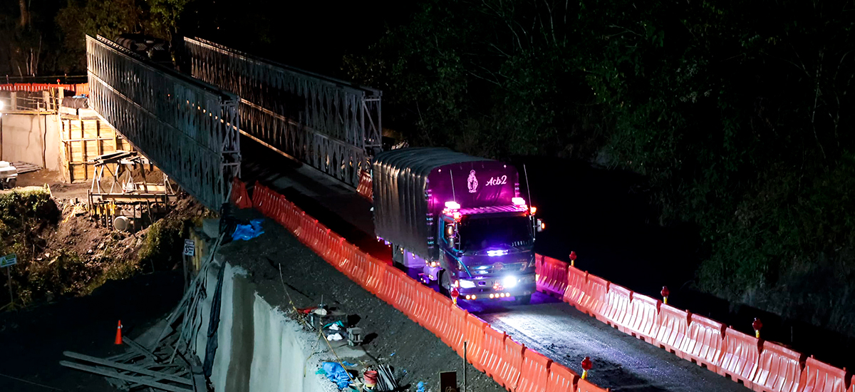 Fotografía del tránsito vehicular nocturno por vía del país.