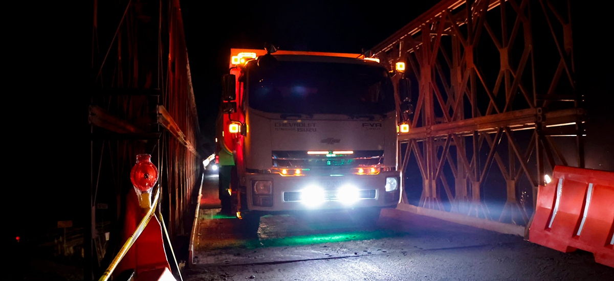 Fotografía del tránsito vehicular nocturno por vía del país.