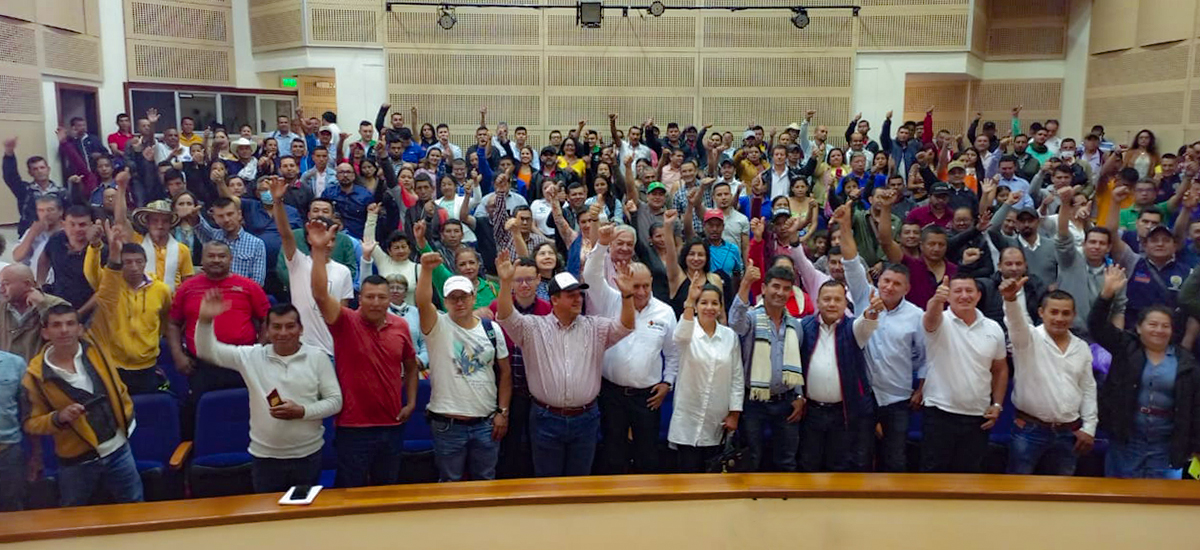 Fotografía del acompañamiento por parte de la Dirección Territorial de Huila a campesinos y ciudadanos de la región para la inscripción de tramos viales del programa Caminos Comunitarios.