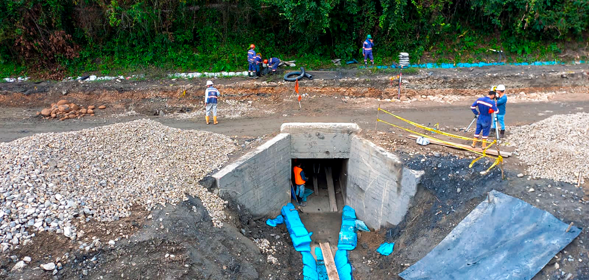 Fotografía de colaboradores del INVÍAS terminando trabajos en box culvert en el sector de Los Grillos, en la Transversal del Cusiana.