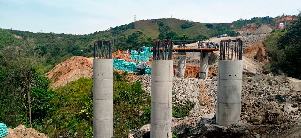 Fotografía de colaboradores del INVÍAS en labores de construcción de puentes sobre la conexión vía Panamericana, al fondo se aprecia el tránsito vehicular sobre la vía habilitada actual.