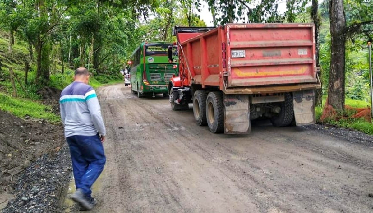 Fotografía de maquinaria pesada operada por colaboradores del INVÍAS para atender punto crítico en la vía Necoclí - Arboletes, Antioquia.