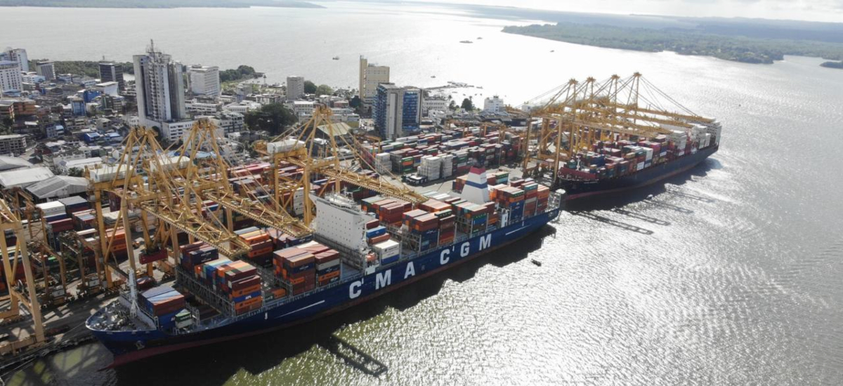 Fotografía de operación con embarcaciones en el puerto de Buenaventura.