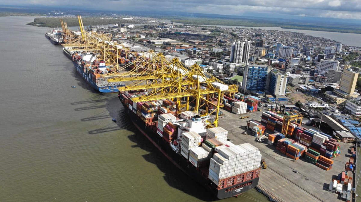 Fotografía de operación con embarcaciones en el puerto de Buenaventura.