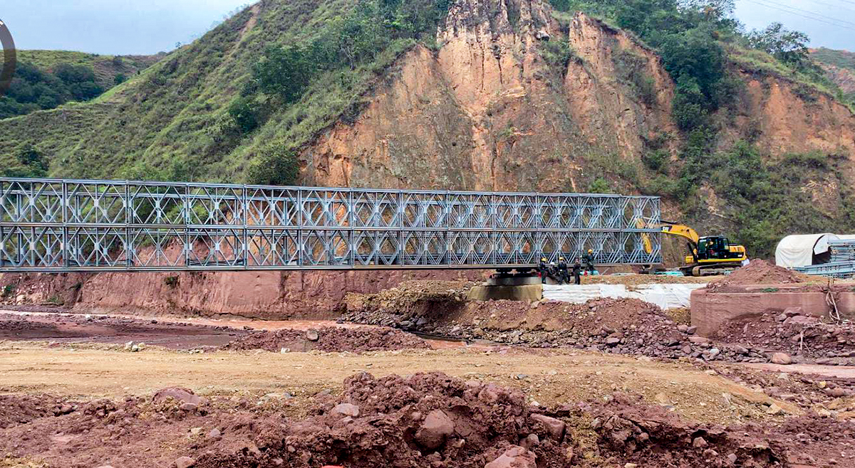 Fotografía del estado de instalación del puente metálico para la habilitación del paso vehicular en la zona de El Tarrita.