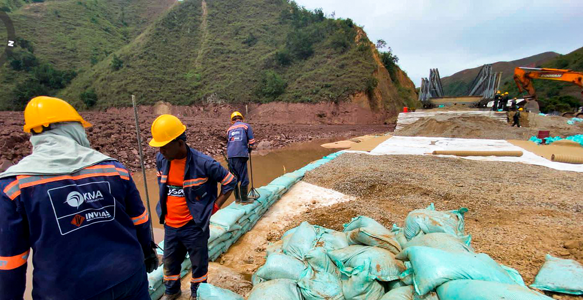 Fotografía del estado de instalación del puente metálico para la habilitación del paso vehicular en la zona de El Tarrita y de colaboradores del INVÍAS.