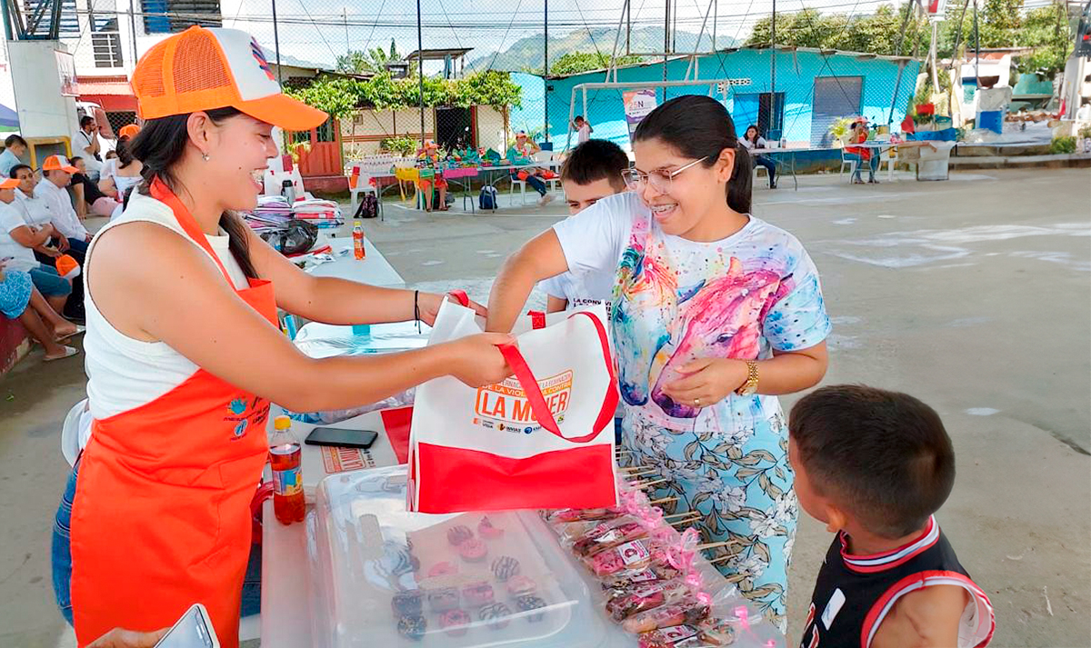 Fotografía de la participación de la comunidad en el evento con mujeres para fortalecer la independencia y autonomía económica liderado por el INVÍAS.