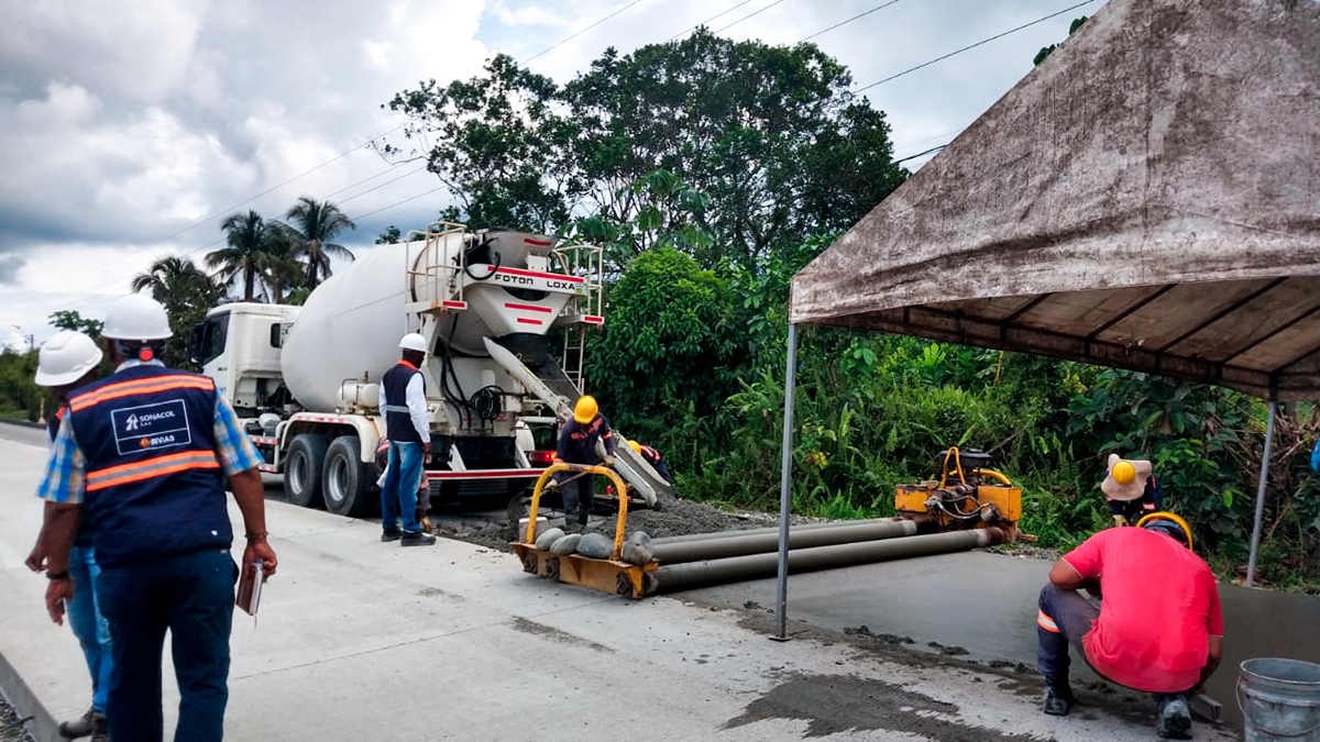 Fotografía de colaboradores del INVÍAS en labores de construcción de vía que hace parte de las obras del proyecto Ánimas - Nuquí, en el departamento del Chocó.