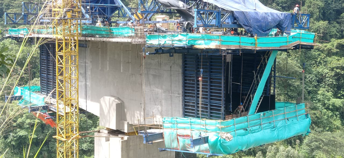 Fotografía cercana de pila 1 del viaducto del km 58 que ya cuenta con 40% de avance para superar punto crítico en la vía entre Bogotá y Villavicencio.