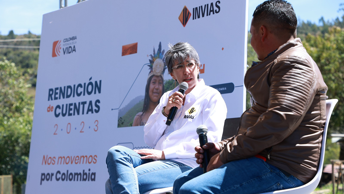 Fotografía de la directora general del INVÍAS, Mercedes Elena Gómez durante su diálogo con representante de organización de acción comunal de Boyacá beneficiario del programa Caminos Comunitarios de la Paz Total.