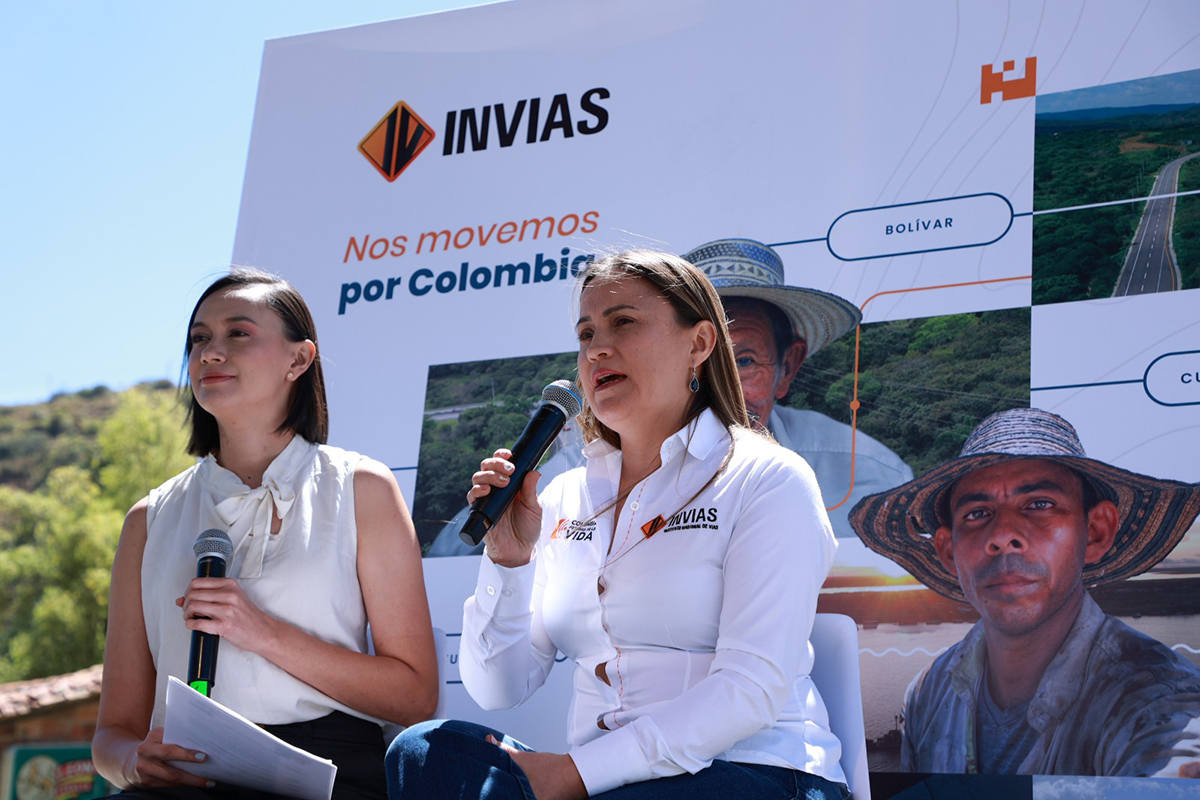 Fotografía de periodista de la Gerencia del INVÍAS junto a la secretaria general del INVÍAS, Margareth Sofía Silva durante su intervención en la rendición de cuentas 2023.