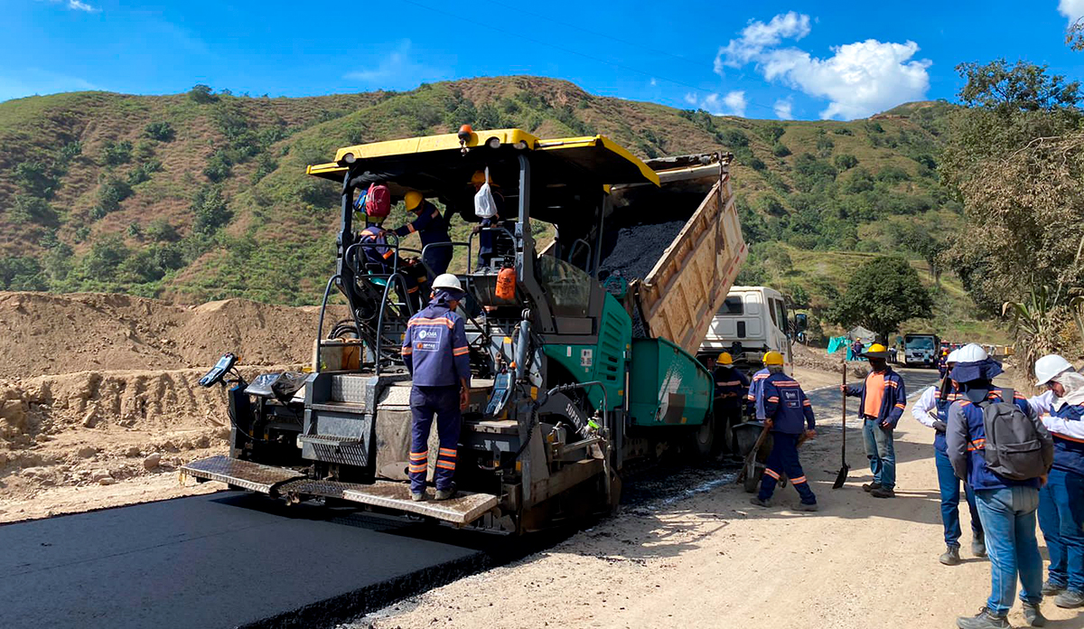 Fotografía de colaboradoradores del INVÍAS en proceso de pavimentación en vías de acceso a los dos puentes metálicos en sector El Tarrita, Norte de Santander.
