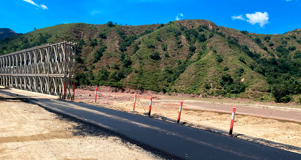 Fotografía del estado actual del proceso de pavimentación en vías de acceso a los dos puentes metálicos en sector El Tarrita, Norte de Santander.