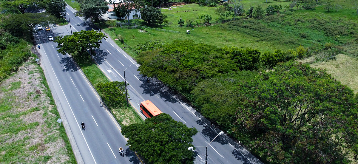 Fotografía aérea de vía del programa Vías del Samán.