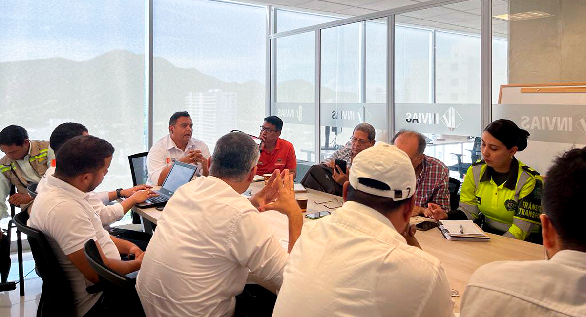 Fotografía de mesa técnica en la territorial Magdalena por parte del INVÍAS y autoridades de la región.