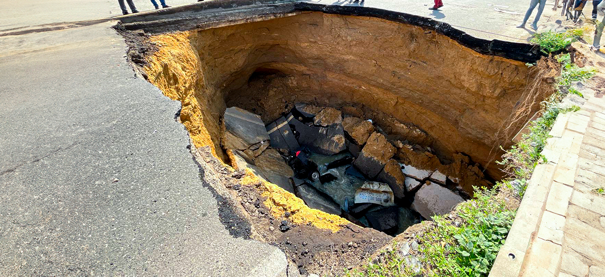Fotografía del colapso del terraplén norte del puente Simón Bolívar.