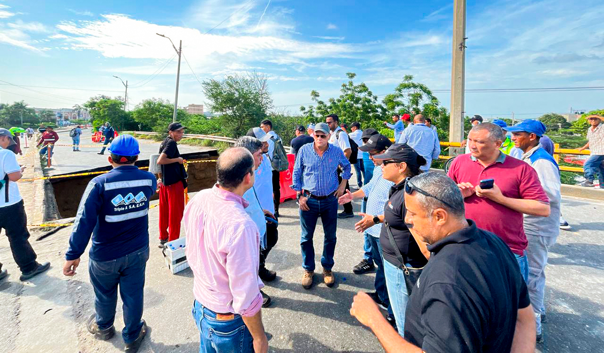 Fotografía del equipo técnico especializado en la zona que identificó la posible causa del colapso del terraplén norte del puente Simón Bolívar.