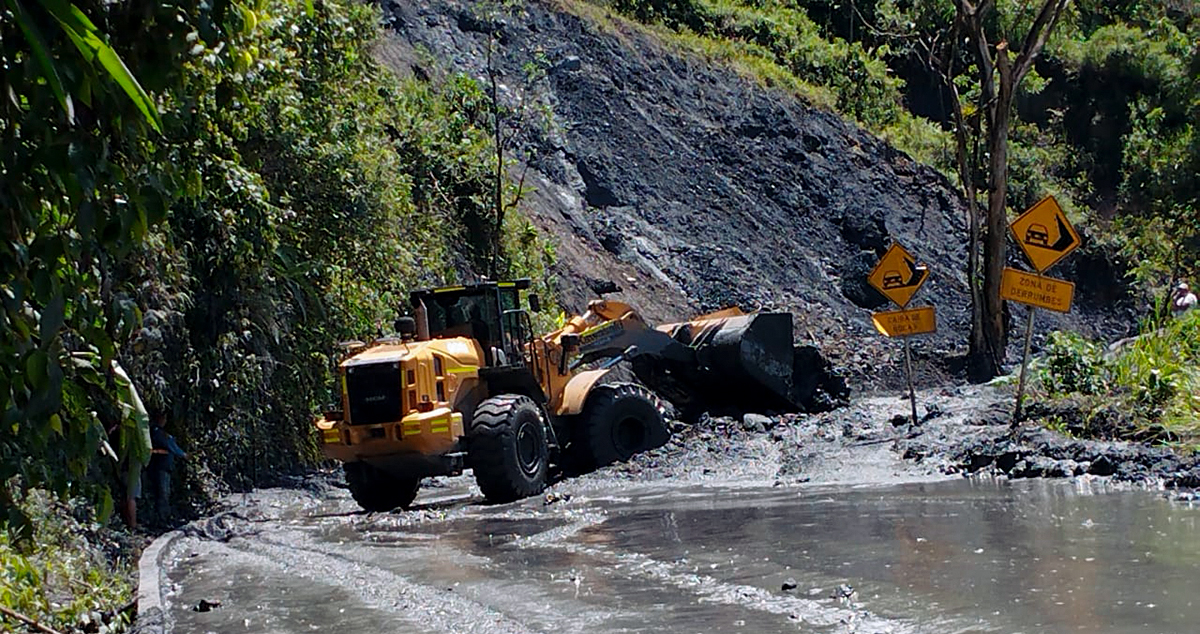 Fotografía de colaborador del INVÍAS operando maquinaria pesada usada en remoción de escombros en varios sectores del corredor vial Sogamoso - Aguazul en la Tranversal del Cusiana.