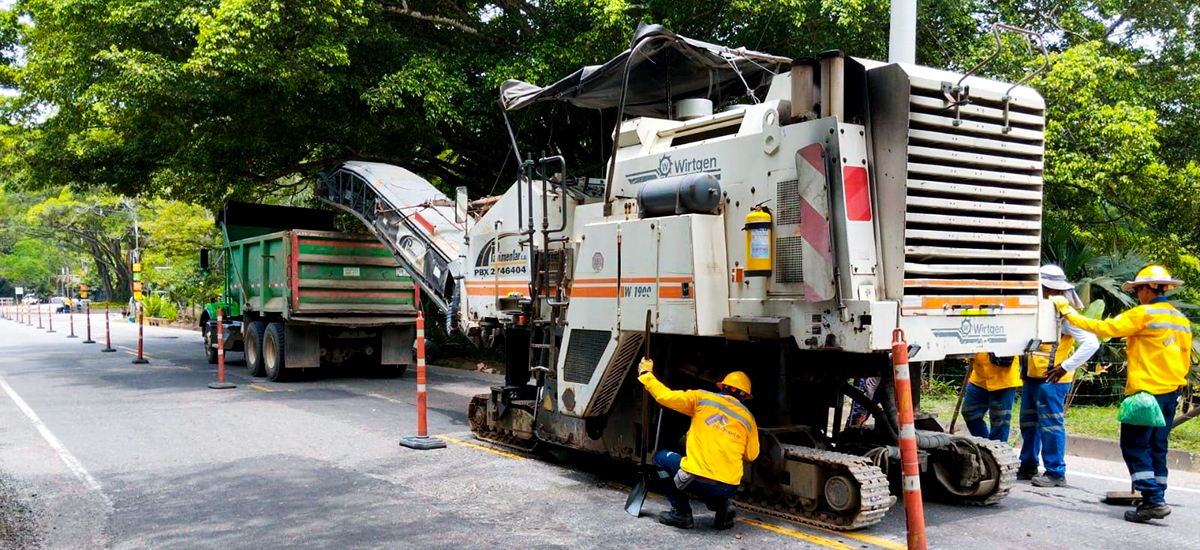 Fotografía de maquinaria pesada utilizada en obras de mejoramiento de vías.