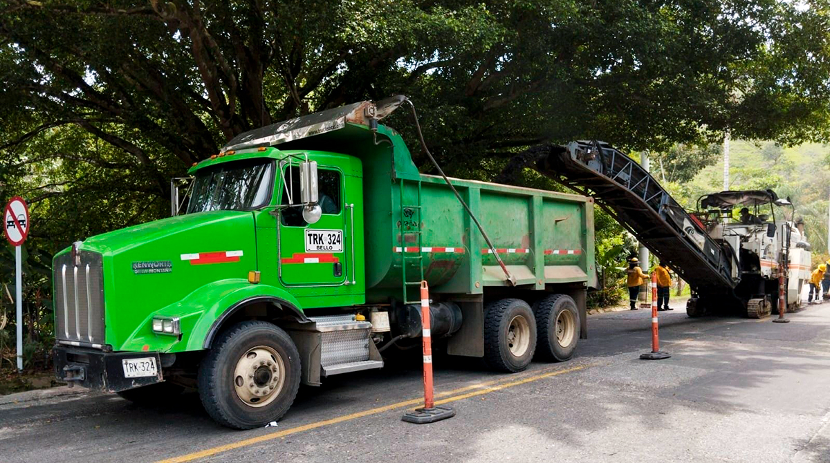Fotografía de camión verde utilizado en la recolección de los residuos de construcción de vías.