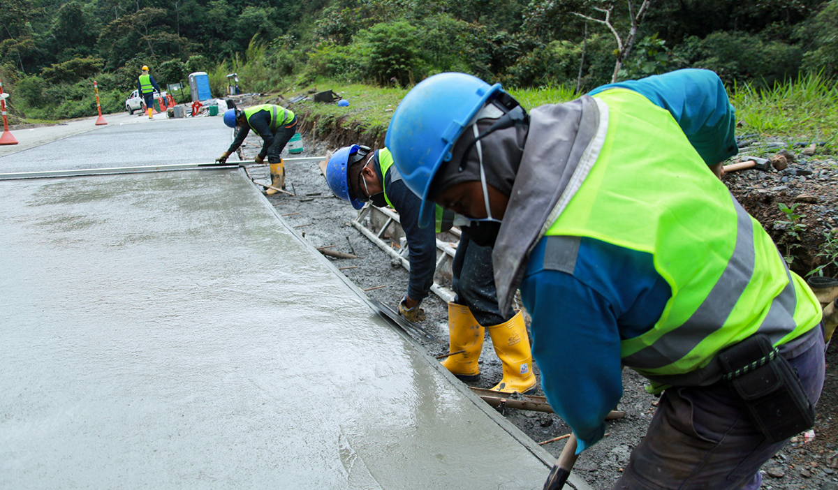 Fotografía de colaboradores del INVÍAS en labores de pavimentación de vía en el corredor vial Quibdó - Pereira.