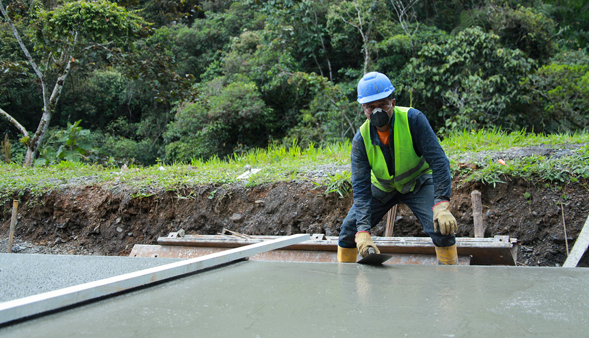 Fotografía de colaborador del INVÍAS en labores de pavimentación de vía en el corredor vial Quibdó - Pereira.