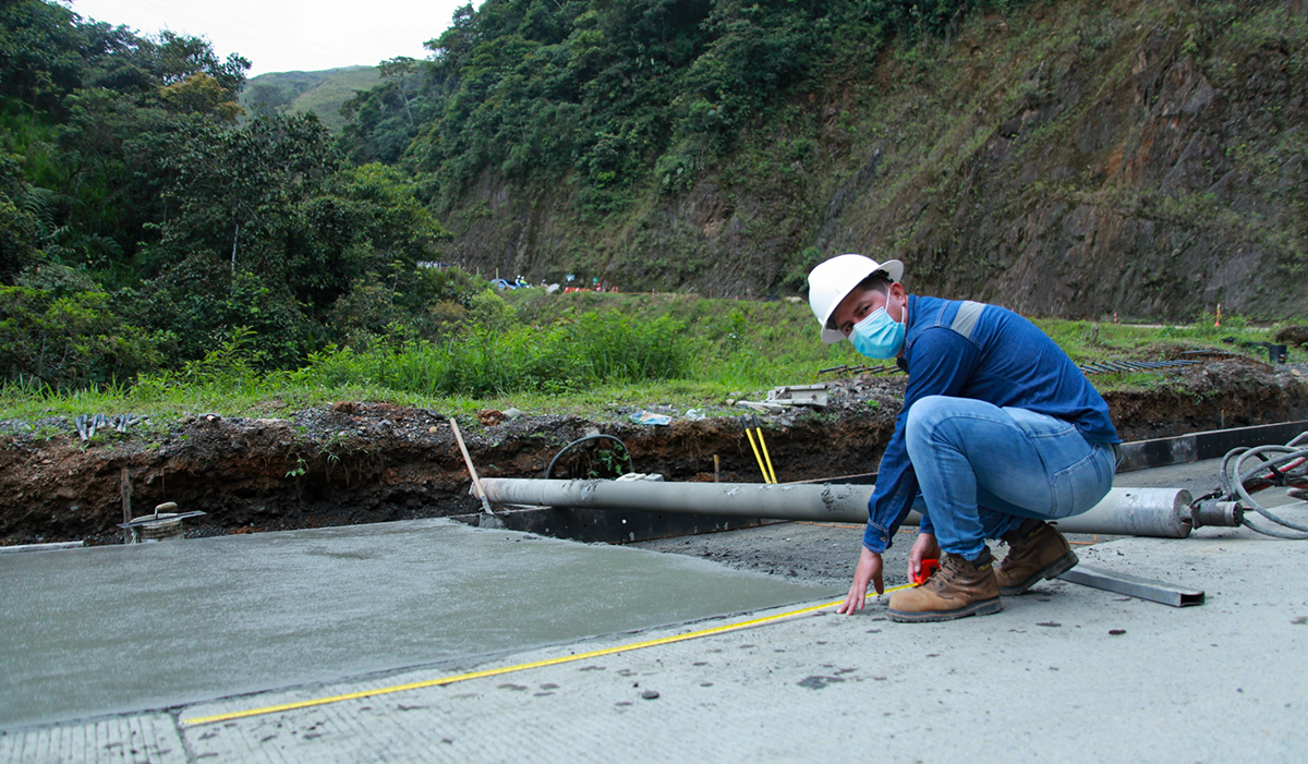 Fotografía de colaborador del INVÍAS en labores de pavimentación de vía en el corredor vial Quibdó - Pereira.