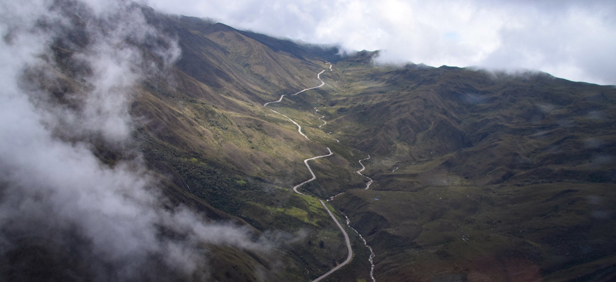 Fotografía de vías nacionales durante el sobrevuelo del recorrido de inspección por parte de autoridades gubernamentales en corredores del país.