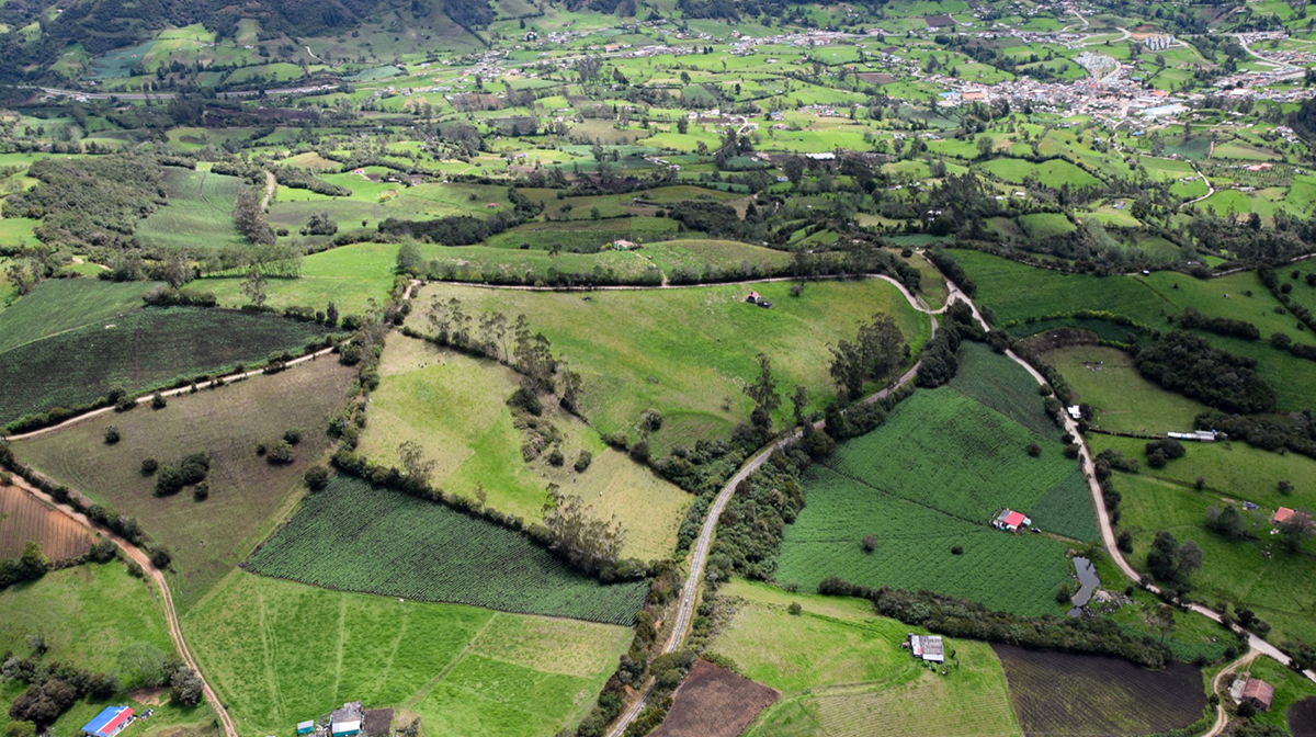 Fotografía de vías nacionales durante el sobrevuelo del recorrido de inspección por parte de autoridades gubernamentales en corredores del país.