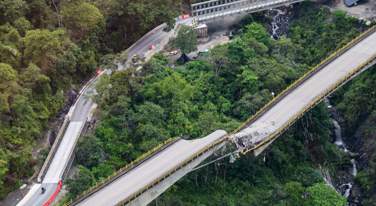 Fotografía de vías nacionales durante el sobrevuelo del recorrido de inspección por parte de autoridades gubernamentales en corredores del país.