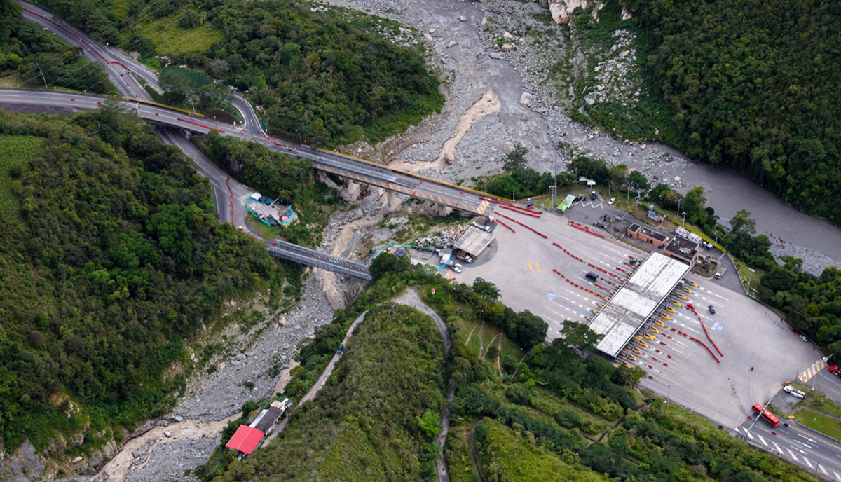 Fotografía de vías nacionales durante el sobrevuelo del recorrido de inspección por parte de autoridades gubernamentales en corredores del país.