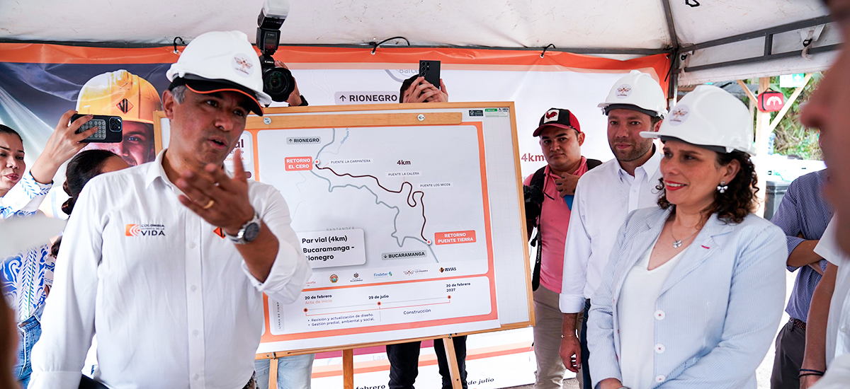Fotografía del director General del Invías, Juan Carlos Montenegro Arjona durante su intervención en el inicio de la obra del par vial Puente Tierra - El Cero, del programa Vías de La Cigarra.