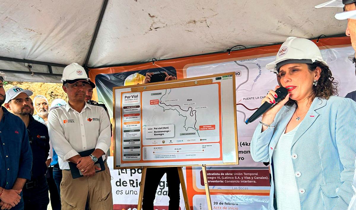 Fotografía de la ministra de Transporte, María Constanza García Alicastro durante su intervención en el inicio de la obra del par vial Puente Tierra - El Cero, del programa Vías de La Cigarra.