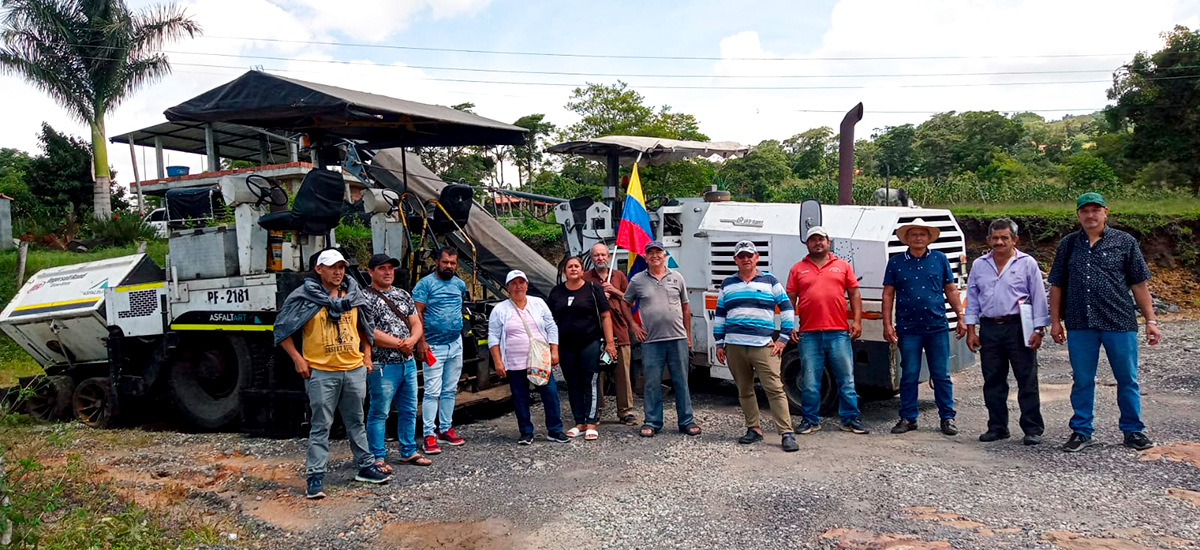 Fotografía de habitantes cercanos a una de las vías entre Ubaté - Chiquinquirá - Puente Nacional - Barbosa - Socorro - San Gil - Curití y Bucaramanga.