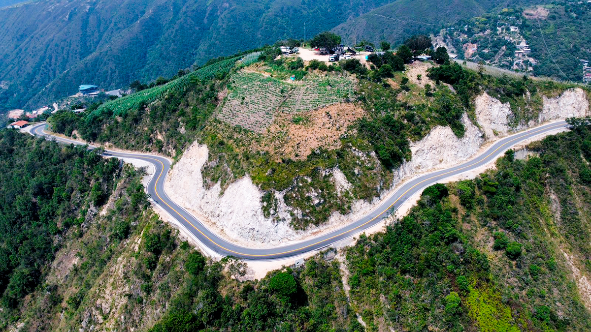 Fotografía aérea de la vía Los Curos - Málaga, en el departamento de Santander.