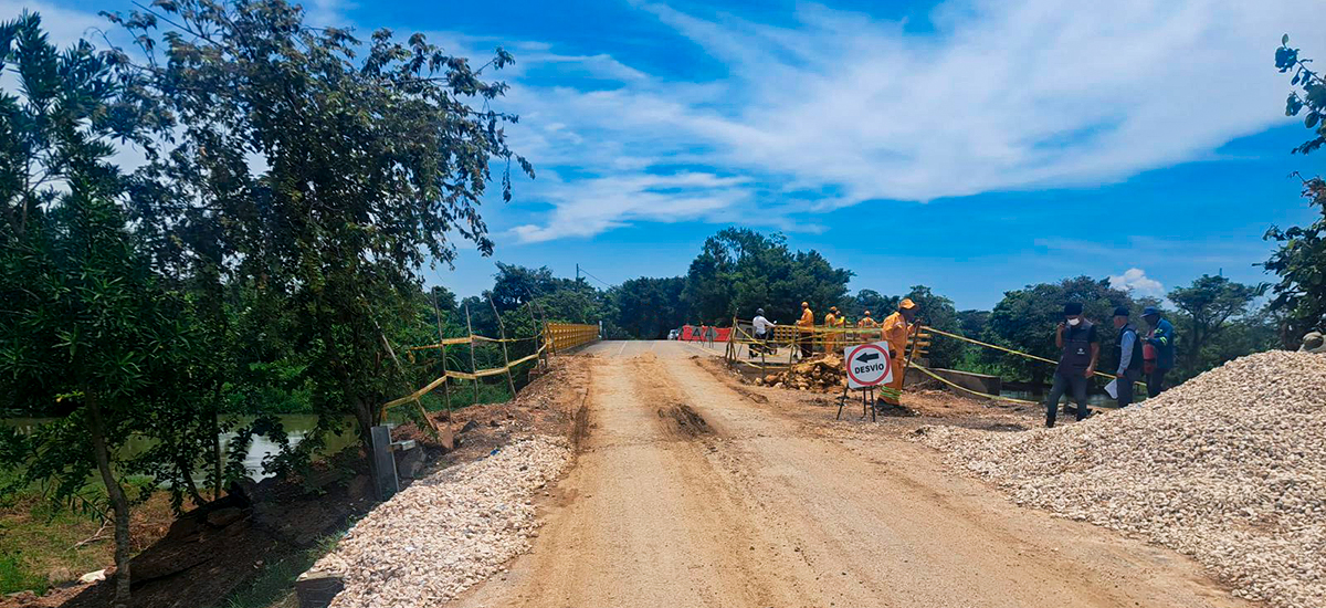 Fotografía del paso vehicular habilitado por colaboradores del Invías en la vía Guayepo - Majagual.