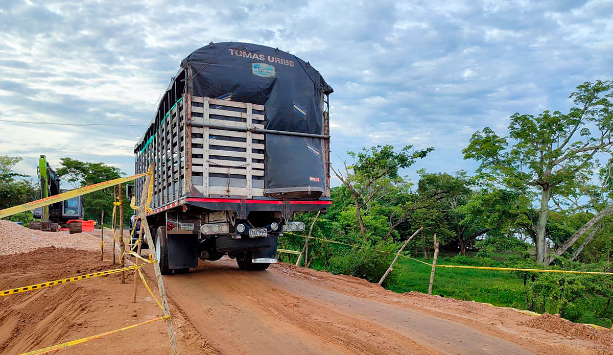 Fotografía del tránsito vehicular habilitado en la vía Guayepo - Majagual cuyas obras de rehabilitación mediante obras de mitigación en el puente Las Pozas están siendo llevadas a cabo.
