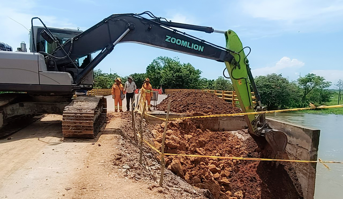 Fotografía de maquinaria pesada operada por colaborador del Invías parte de las obras de rehabilitación mediante obras de mitigación en el puente Las Pozas.