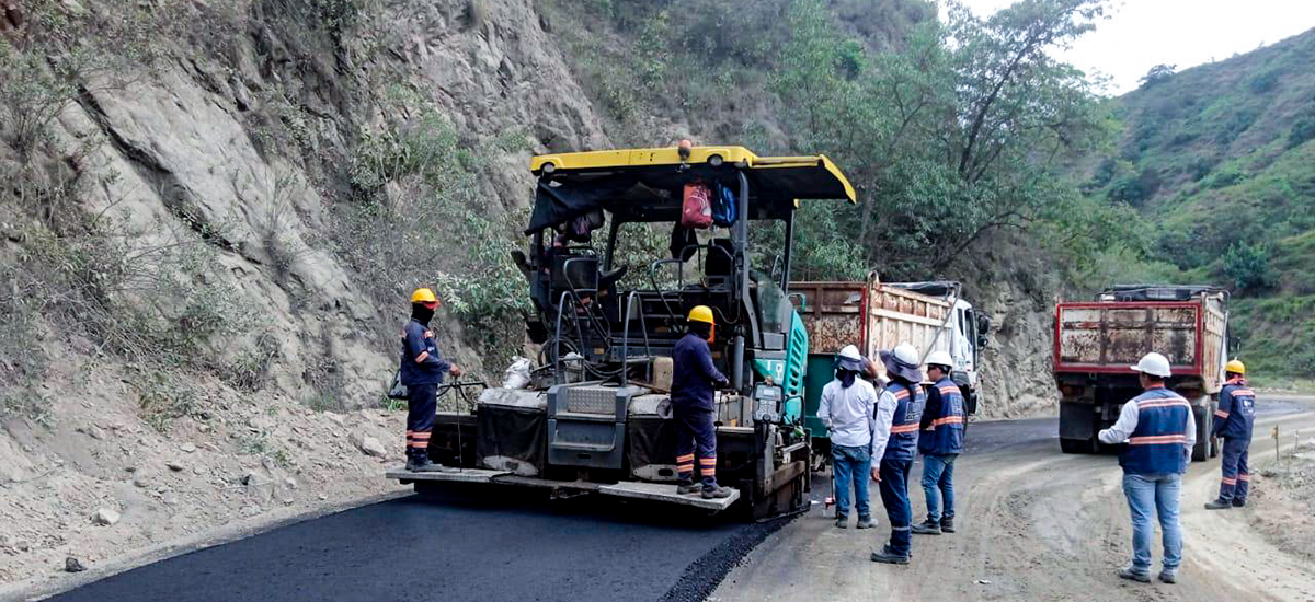Fotografía de maquinaria operada por colaboradores del Invías en la fase de pavimentación en el km 51, sector ‘El Tarrita’, del corredor Ocaña - Cúcuta.